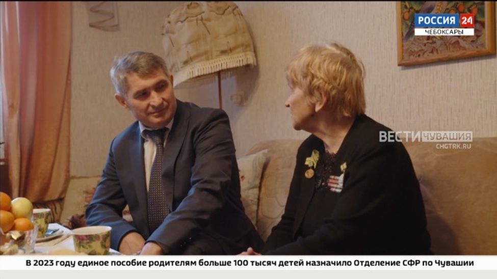 Глава Чувашии встретился в Чебоксарах с блокадницей Верой Виноградовой