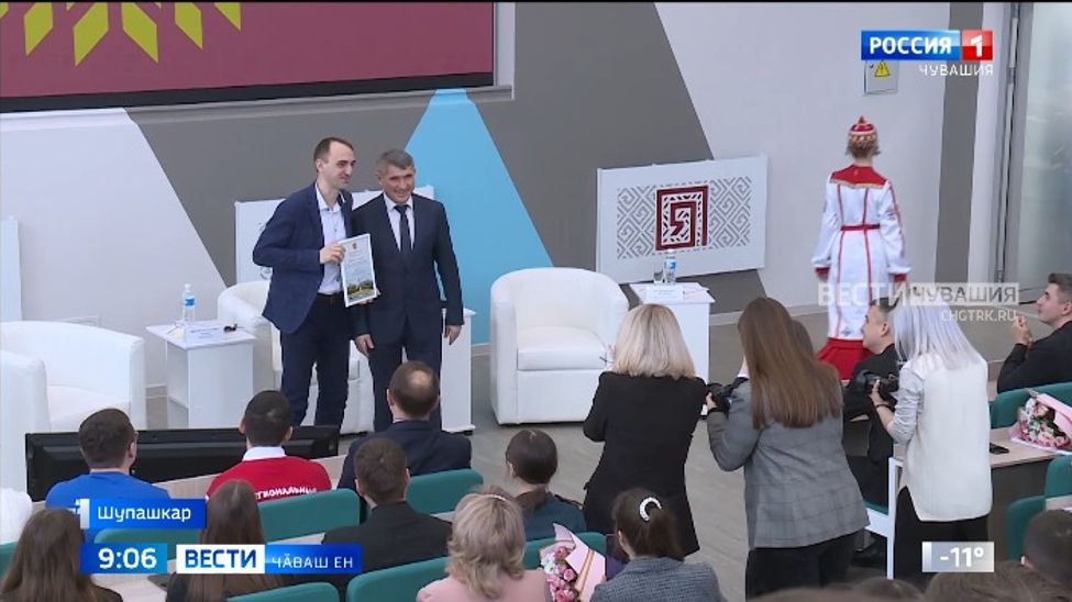 Республика Пуҫлӑхӗ студентсен уявӗнче хастар ҫамрӑксемпе тӗл пулчӗ