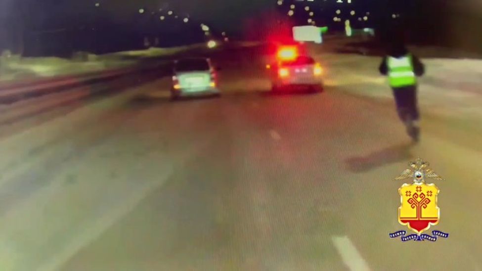 В Чувашии полицейские пробили шины автомобилю, чтобы остановить пьяного водителя