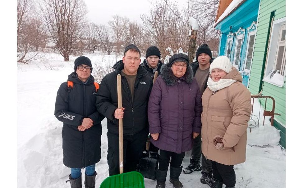 В Чувашии волонтёры помогли семье военнослужащего убрать двор от снега