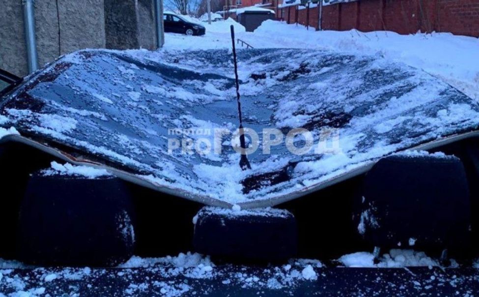 В Чебоксарах глыба льда повредила крышу иномарки