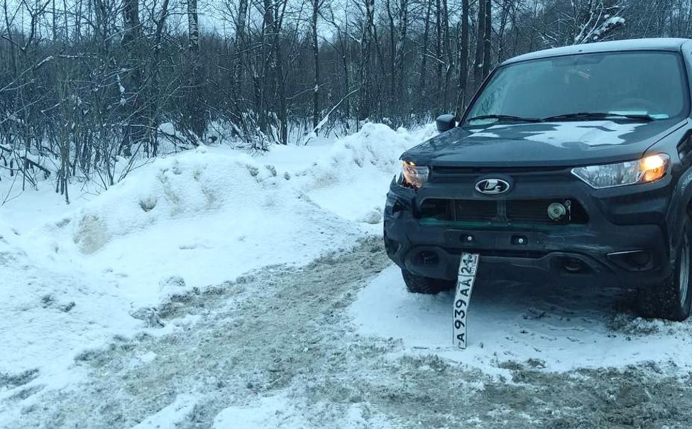 В Чувашии мусоровоз наехал на водителя, искавшего регистрационный знак