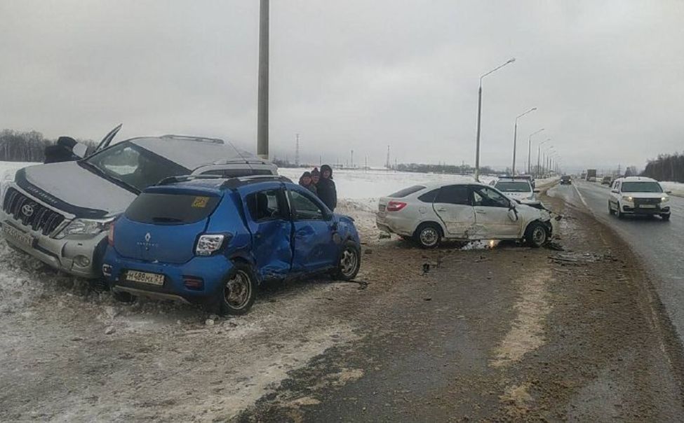 В Чувашии произошло массовое ДТП с участием трех автомобилей