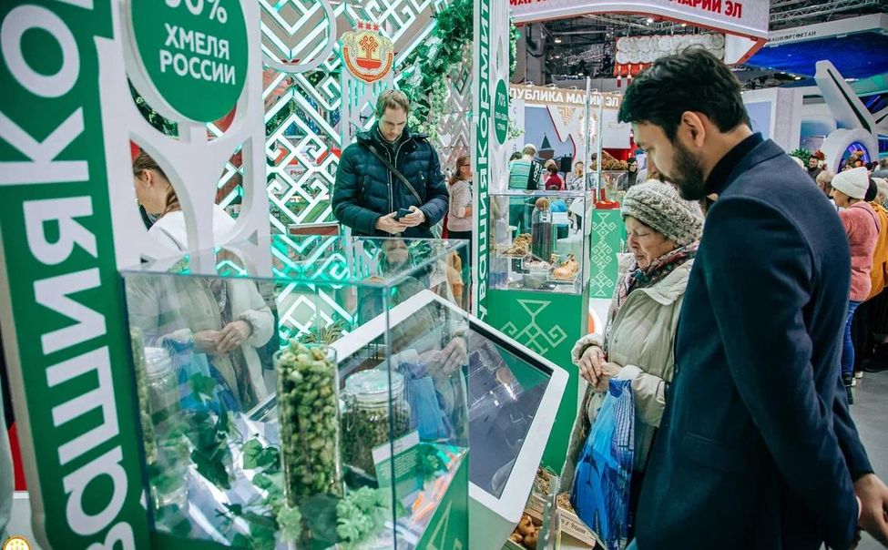Минсельхоз Чувашии рассказывает гостям ВДНХ о хмелеводстве