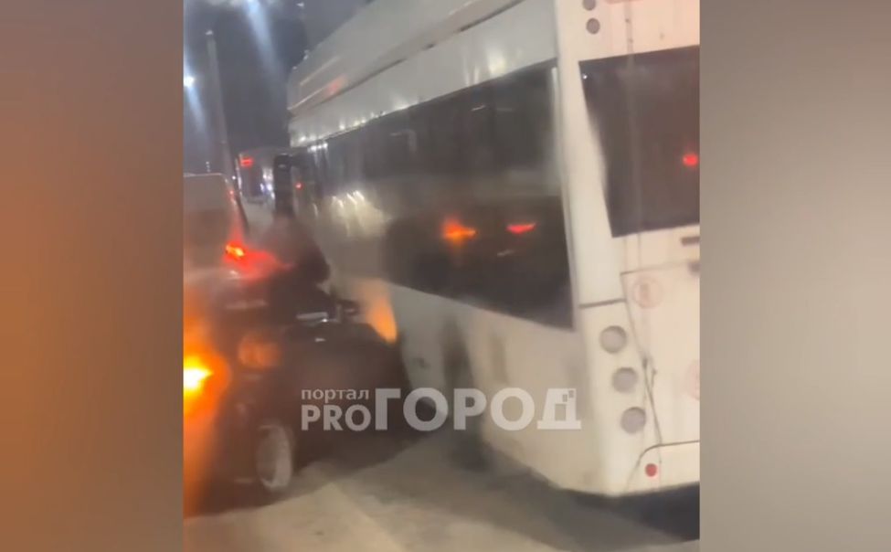 В Чебоксарах легковушка врезалась в троллейбус