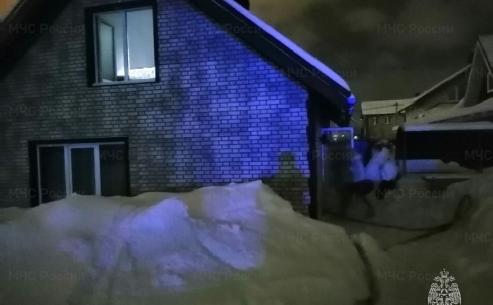 В Новочебоксарске неизвестные подожгли дверь тамбура