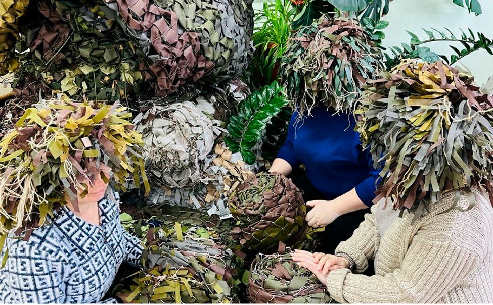 «Серебряные» волонтеры Чувашии изготавливают нашлемники для бойцов СВО