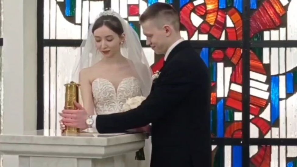 Огонь семейного очага дарит тепло молодоженам в чебоксарском ЗАГСе