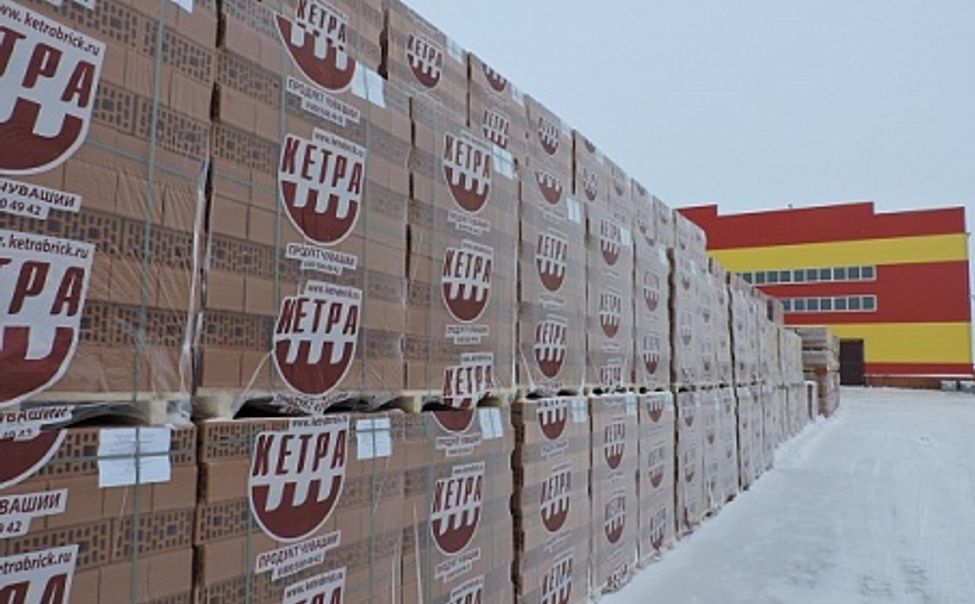 В Чувашии на работника завода упал деревянный поддон