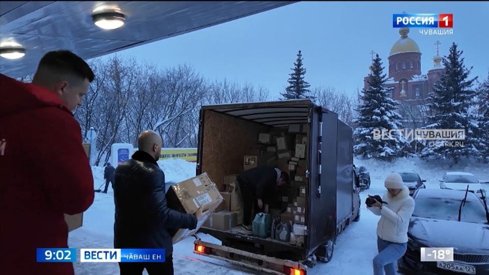 Тӗрлӗ хатӗрпе техника тиенӗ машин ятарлӑ ҫар операцинчи салтаксем патне ҫула тухрӗ