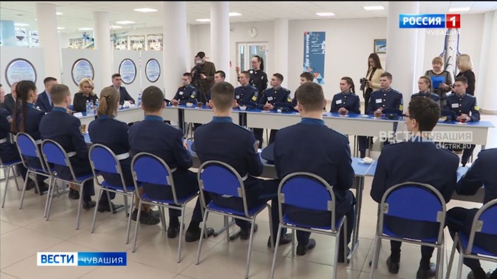 Депутат Госдумы Алла Салаева провела "Диалог на равных" с чувашскими кадетами
