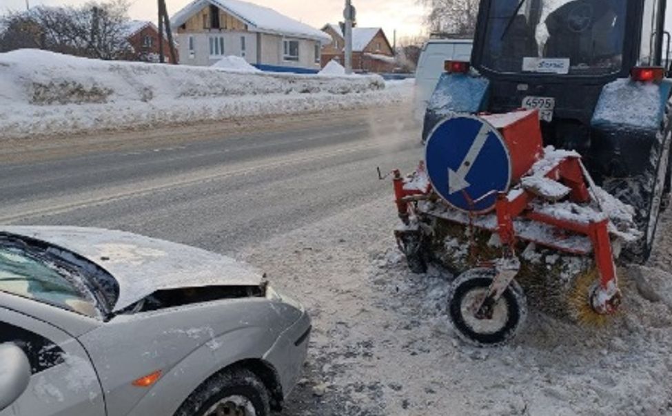В Чебоксарах мужчину зажало между автомобилем и трактором 
