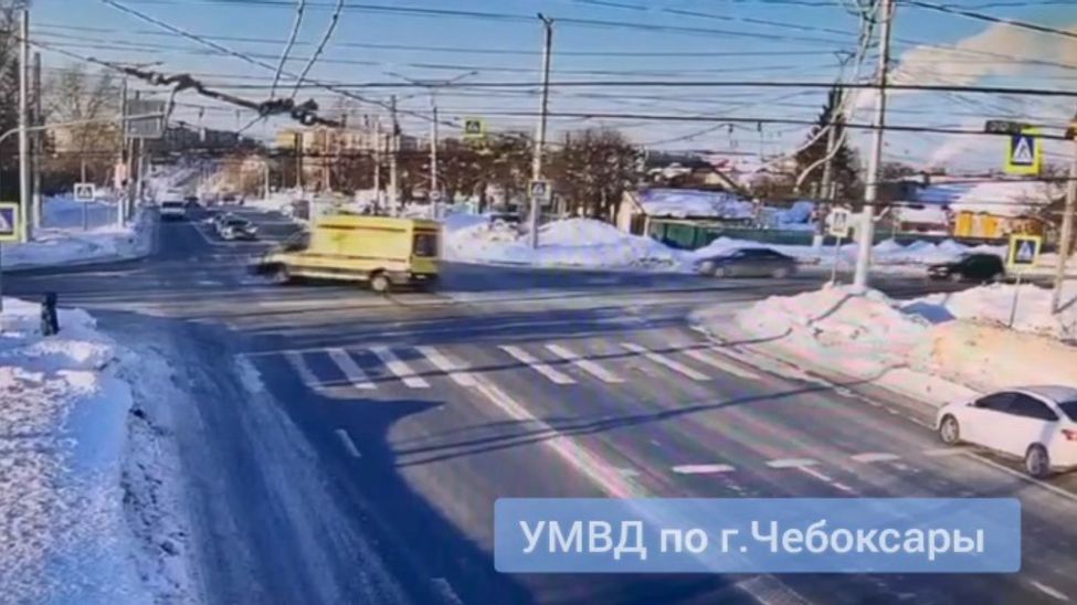 В Чебоксарах столкнулись "скорая" и BMW, есть пострадавшие