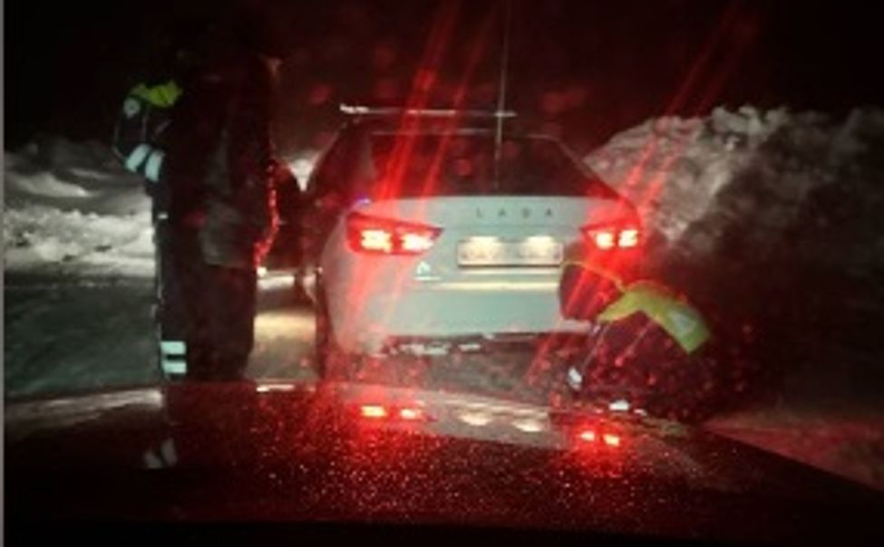 В Чувашии автолюбитель поблагодарил инспекторов ГИБДД за помощь на дороге