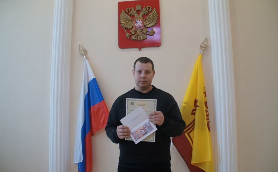 Чебоксарцам дарят сувенирные банкноты в честь 555-летия города