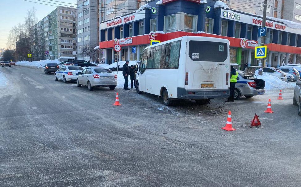 В Чебоксарах пассажирка маршрутки сломала нос в результате ДТП 