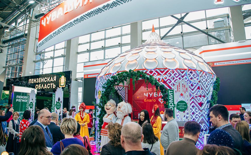 Гости ВДНХ 8000 раз подоили чувашскую корову