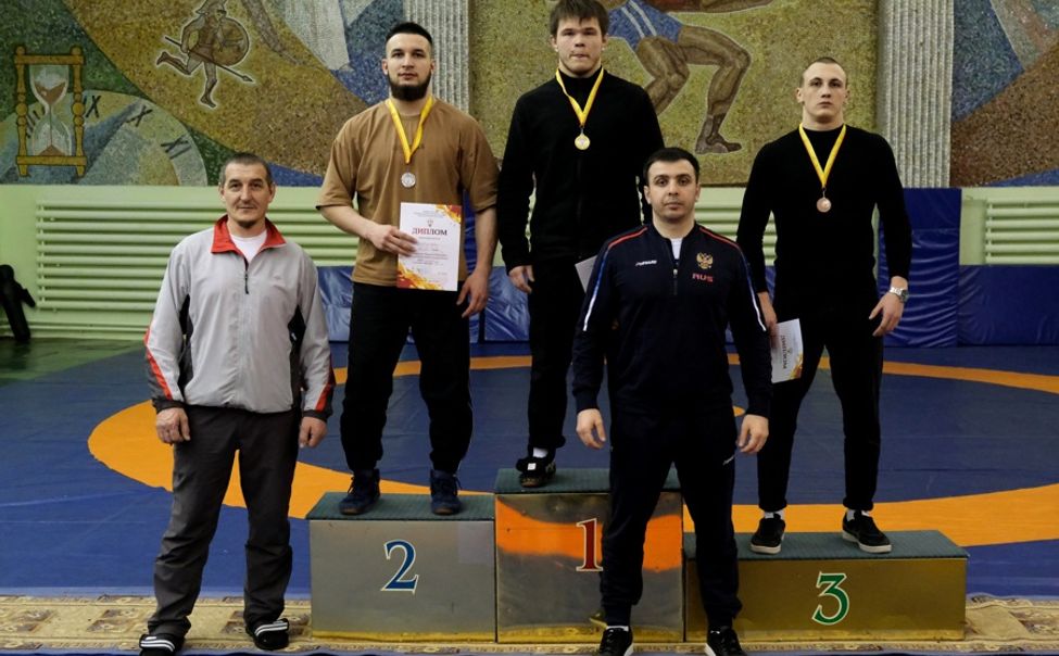 В Чувашии разыграли медали чемпионата республики по спортивной борьбе