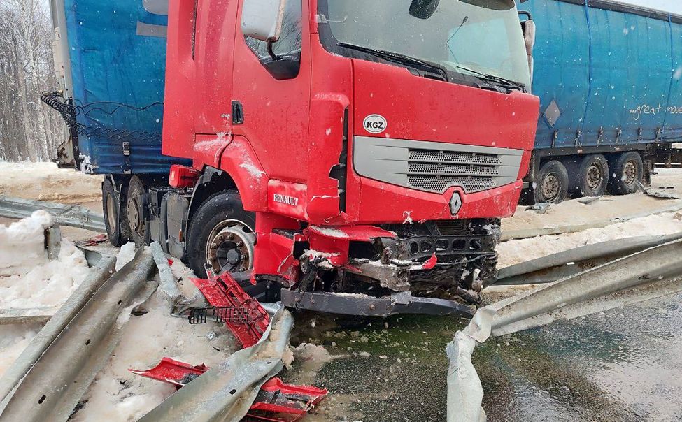 В Чувашии на трассе М-12 фура снесла отбойник