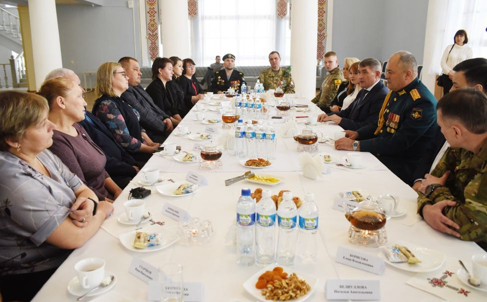 Глава Чувашии в День защитников Отечества встретился с бойцами СВО и их близкими