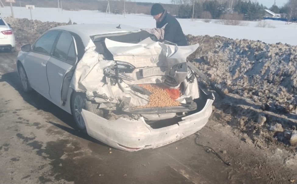 В Комсомольском округе фура врезалась в легковушку. Пострадали женщина с ребенком