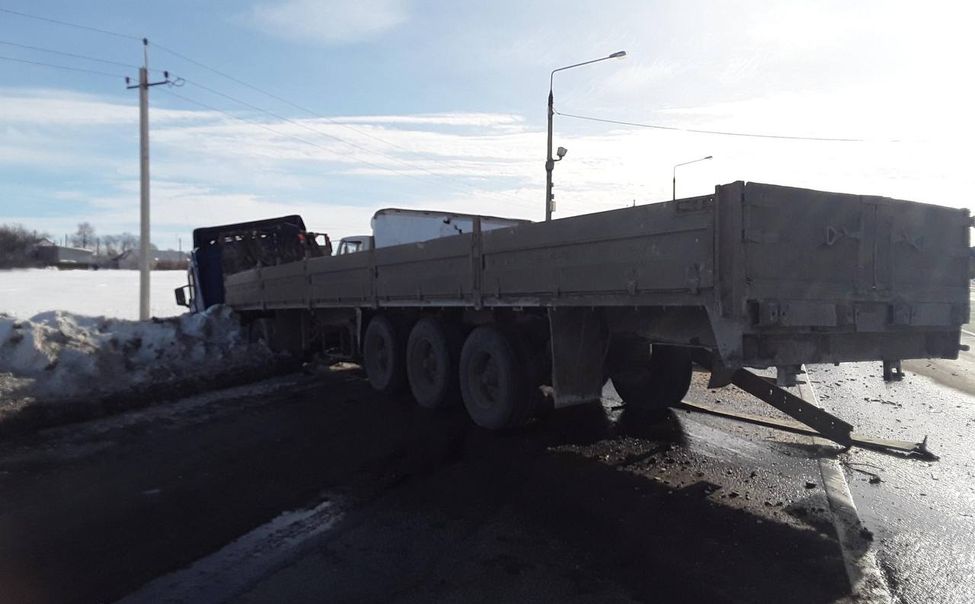 В Канашском округе грузовик врезался в фуру