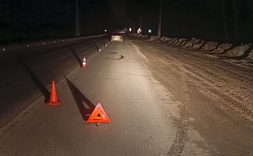 В Чувашии мужчина шел по краю дороги и попал под колеса автомобиля