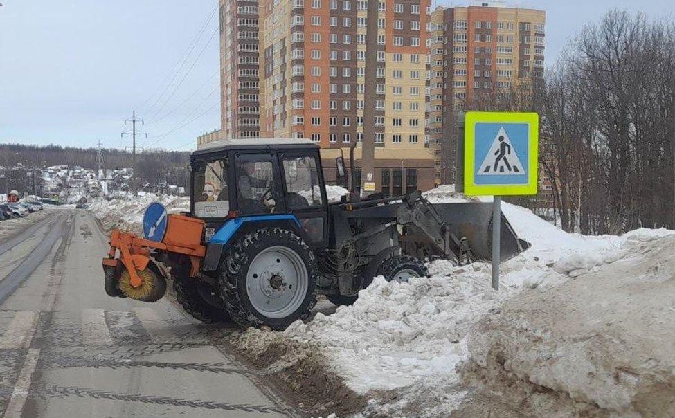 На чебоксарских дорогах от сугробов расчищают углы видимости