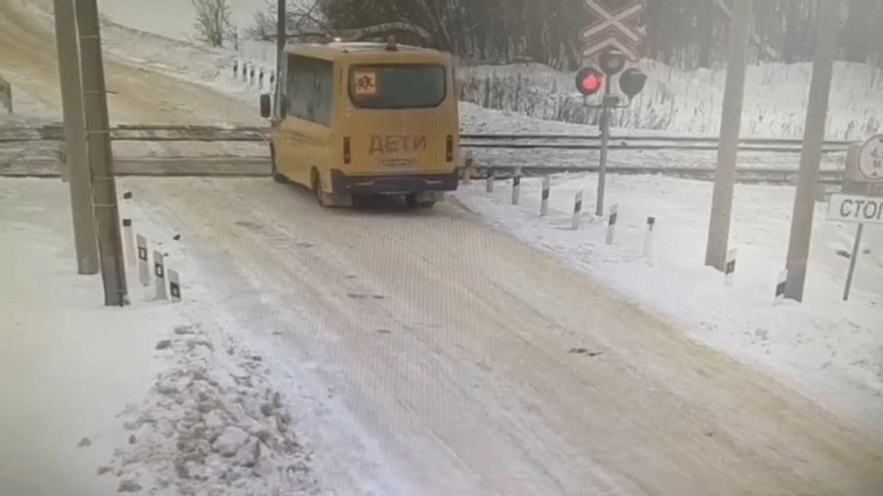 В Чувашии школьный автобус автобус проехал ж/д переезд на красный