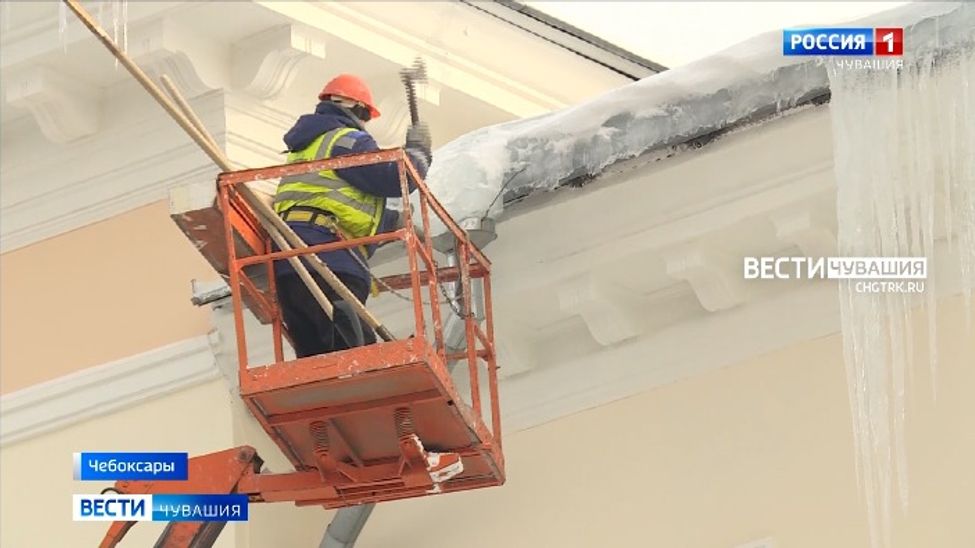 Жители Чувашии жалуются на не очищенные от наледи крыши