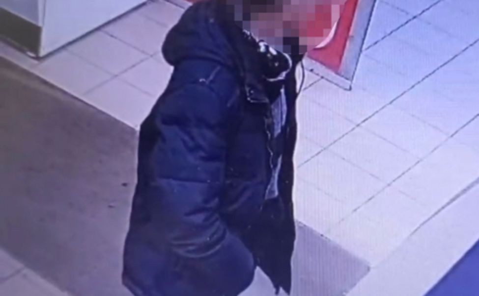 В Чебоксарах мужчина забрал чужие деньги из банкомата 