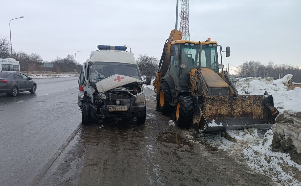 В Чувашии при столкновении "скорой" и трактора пострадали два фельдшера