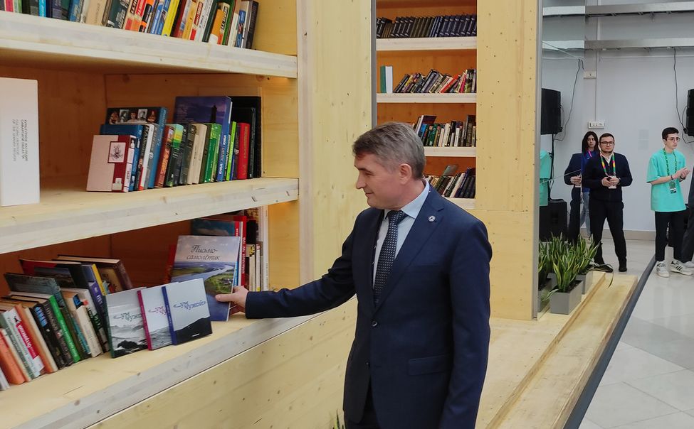 Глава Чувашии подарил библиотеке «Сириус» книгу 