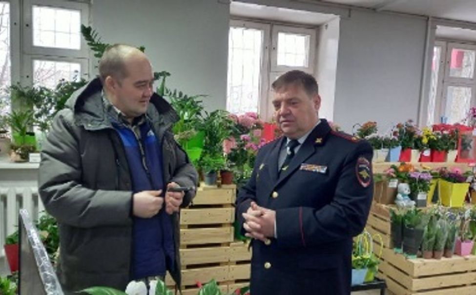 Сотрудники ГИБДД Чувашии готовятся поздравлять автоледи с 8 марта 