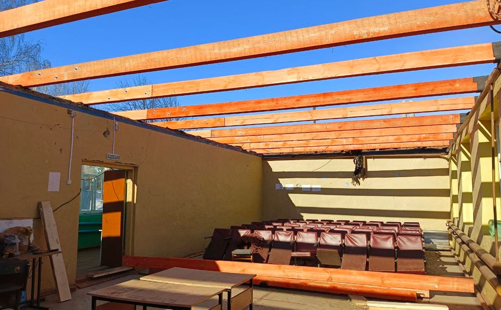 По инициативе жителей Янтиковского округа обновляют кровлю сельского клуба