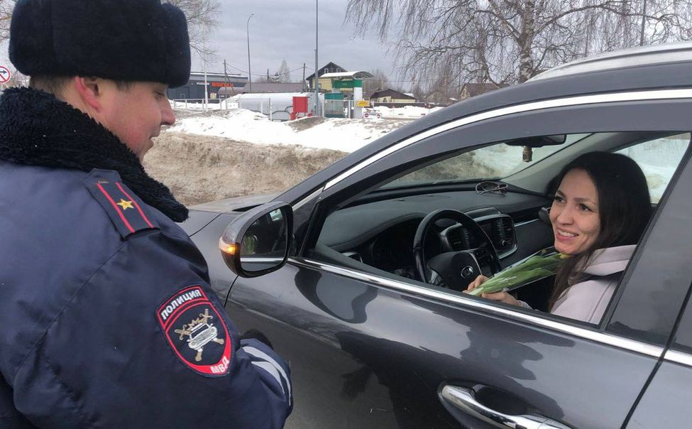 Госавтоинспекторы Чувашии порадовали автоледи цветами и комплиментами