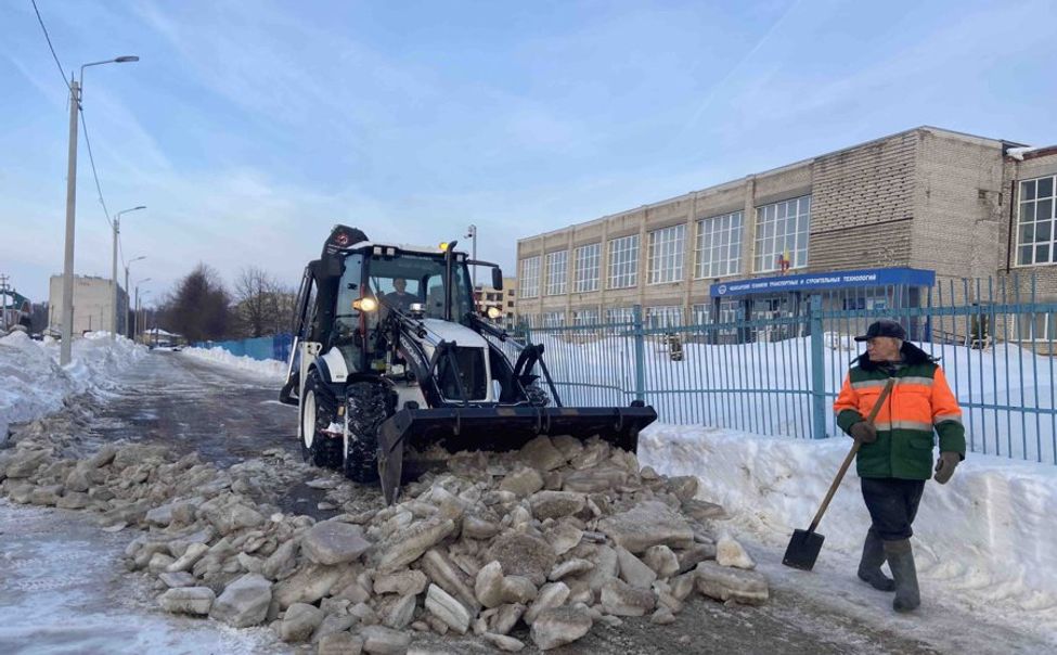 Чебоксарские дорожники готовят подходы к избирательным участкам