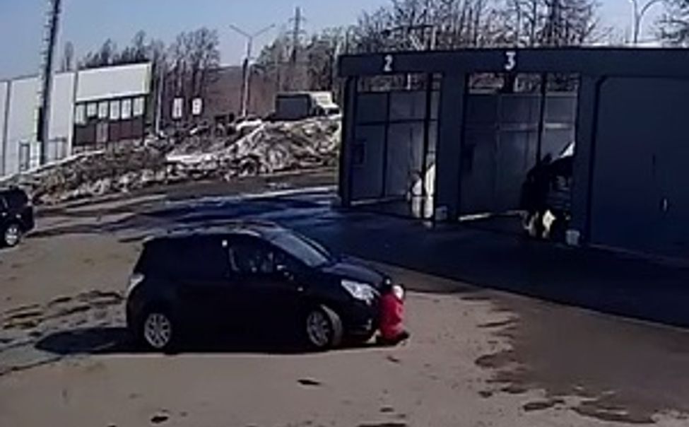 В Новочебоксарске автоледи наехала на 7-летнюю девочку на автомойке