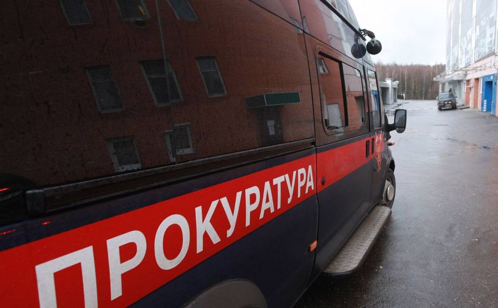 В Чувашии отец-изувер бил и держал в бельевом ящике дивана 6-летнего сына