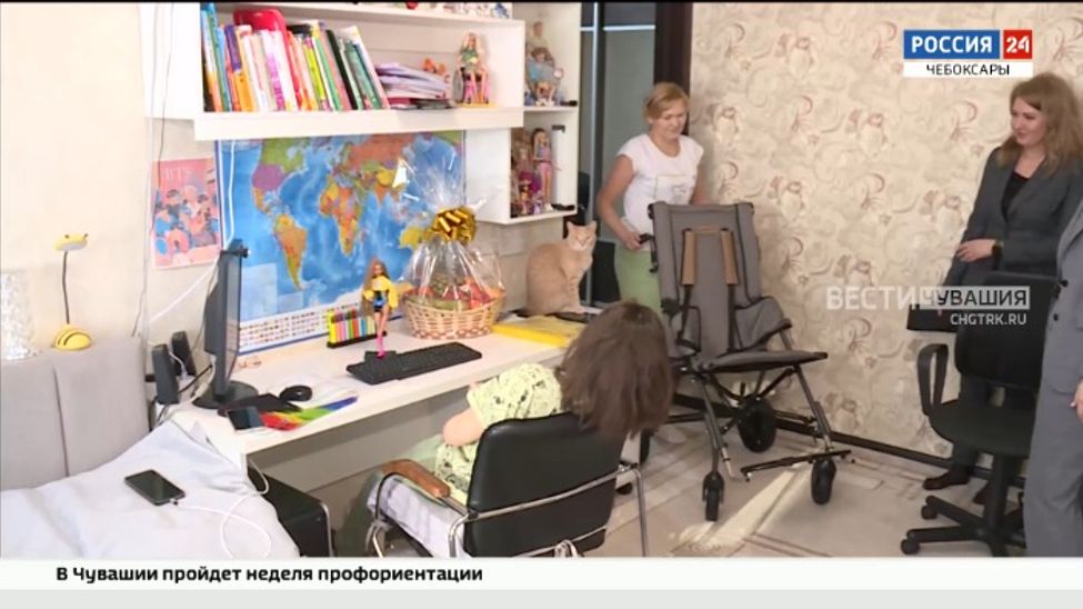 Особенной девочке из Чебоксар подарили прогулочную коляску