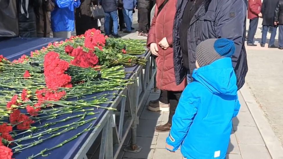 Жители республики несут цветы к стихийному мемориалу в Чебоксарах