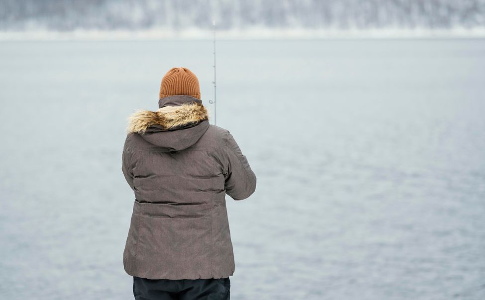 Двое рыбаков оторвались на льдине от берега в Марпосадском округе 
