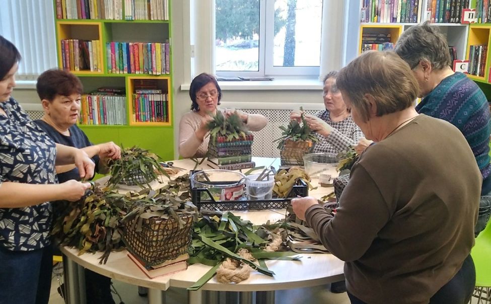 Чебоксарские активисты изготавливают маскировочные сети