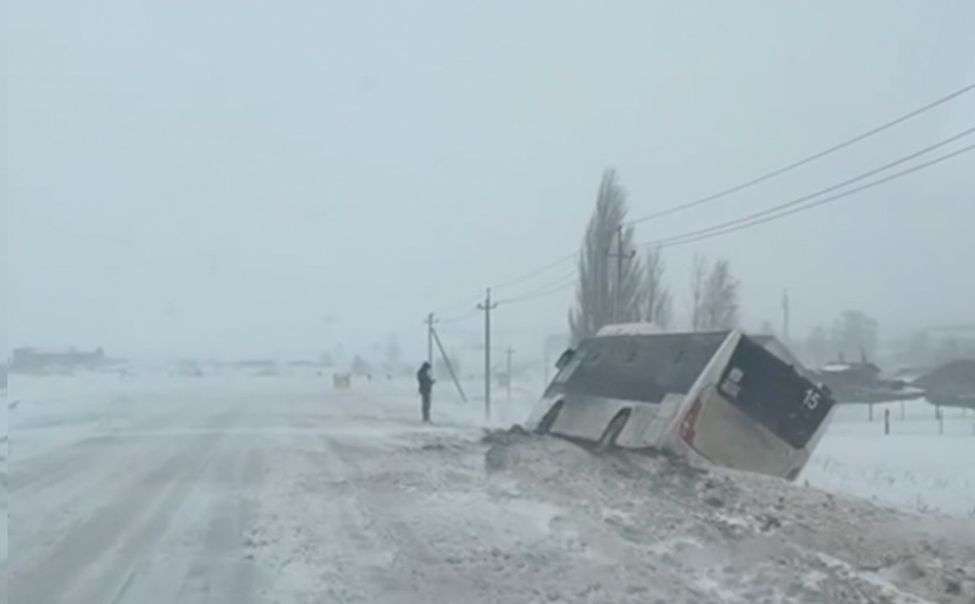 В Чебоксарах пассажирский автобус съехал в кювет 