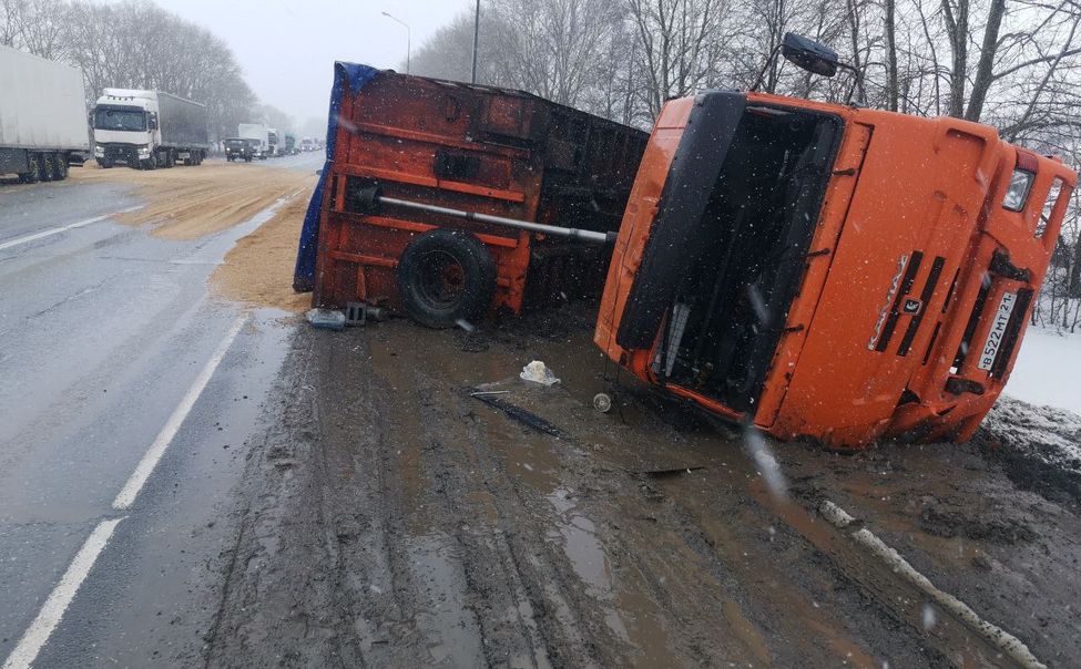 В Чувашии зерновоз столкнулся с двумя авто