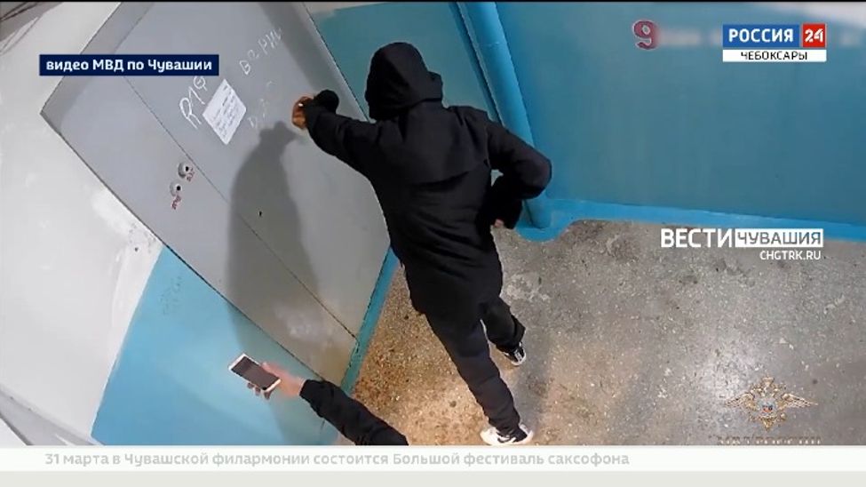 В Чебоксарах поймали серийных поджигателей дверей 
