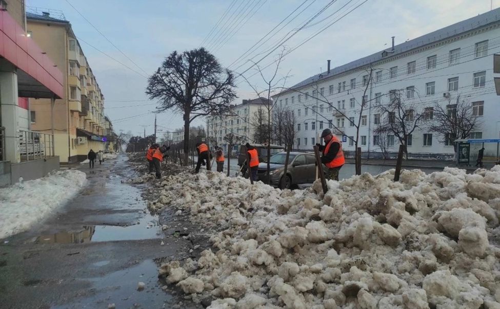 В Чебоксарах продолжают ворошить снег