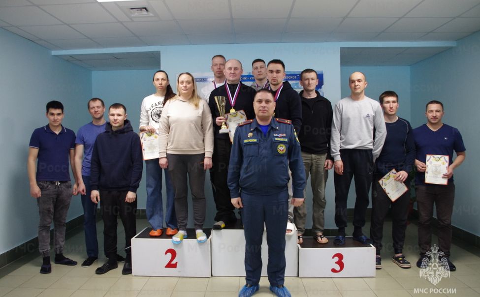 В поселке Урмары прошли соревнования по плаванию среди спасателей