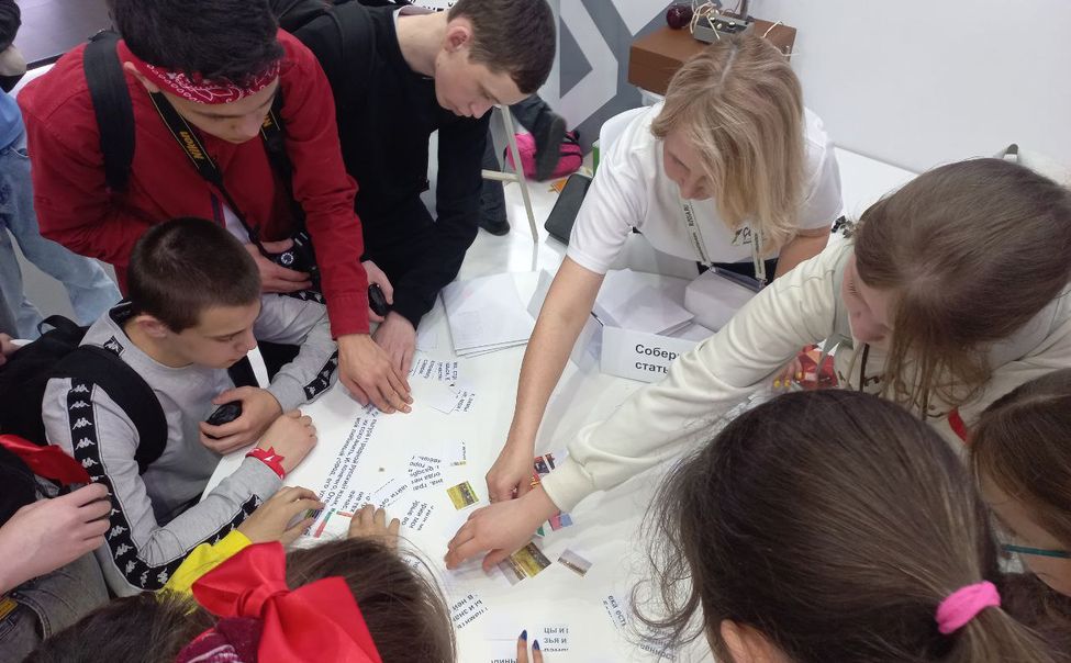 Гостей ВДНХ знакомят с чувашской прессой