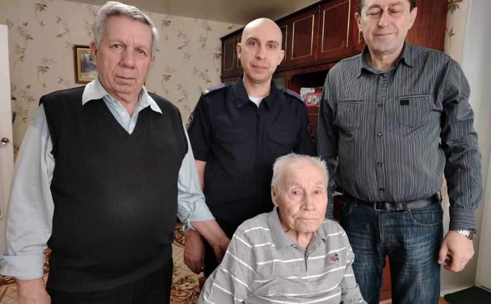 В Чувашии полицейские поздравили с днем рождения 96-летнего труженика тыла